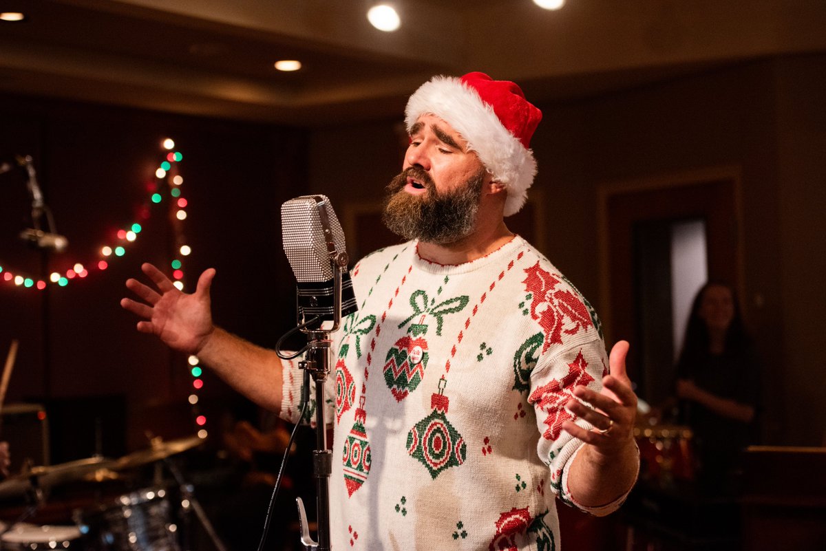 ribbonmics's tweet photo. The #AEAR44 mic captures the warmth of “A Philly Special Christmas Party” album, but the heart of it all? Giving back. #OperationSnowball ❄️ ensures every Philly public school kid gets a gift this season. 🎁
Grab the album and help spread the joy: https://t.co/x51ISO7wGH https://t.co/n6caFk4lUH