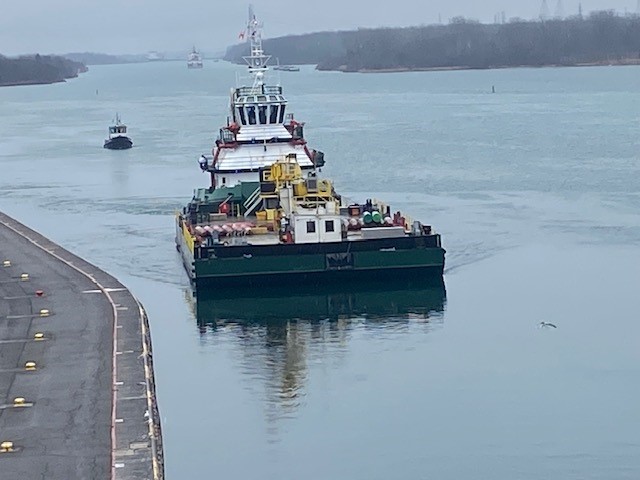 SeawayUSDOT's tweet photo. 📸🌊🚢At Dwight D. Eisenhower Lock today, @SeawayUSDOT's SEAWAY GUARDIAN tug heading up to start the closing 2024 decommissioning of buoys.
#SeawayGuardian #StLawrenceSeaway #GreatLakes #SeawaySystem #TugLife https://t.co/WDC2Qy1tGn