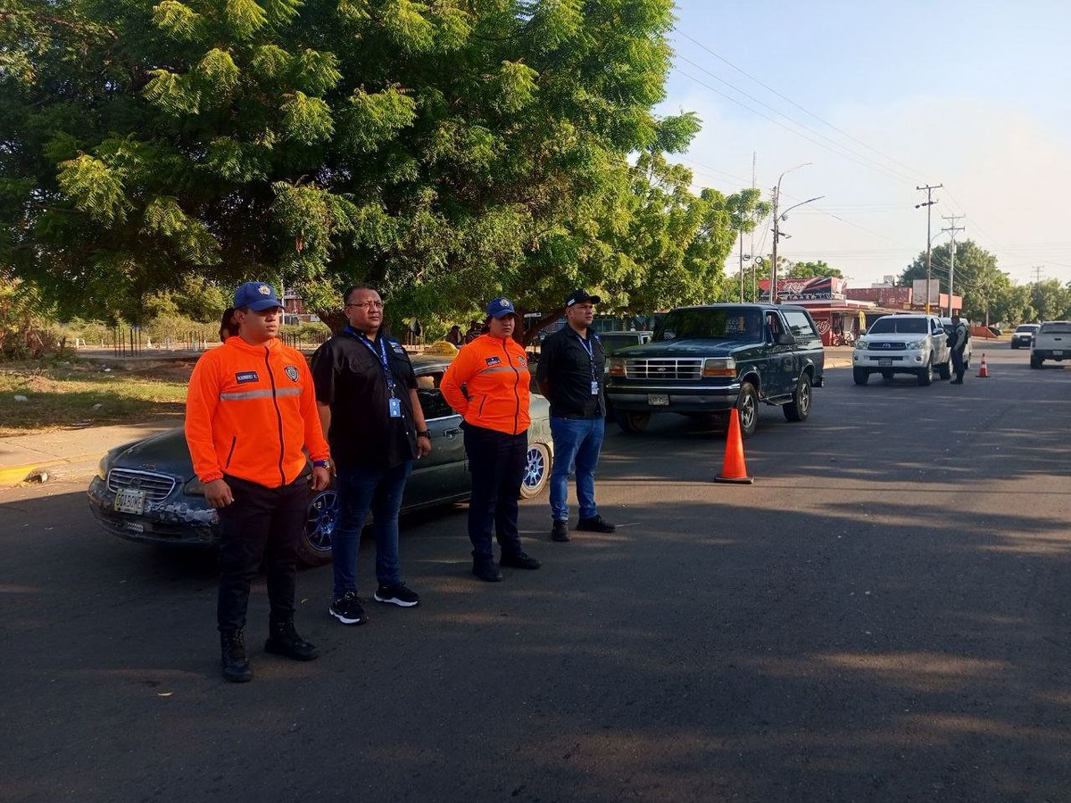 InttContigo's tweet photo. Servidores públicos del #Intt_Ojeda acompañados por funcionarios de #Impol y #CPNB realizan dispositivo #NavidadesSeguras en la Av. N, para concientizar a los choferes de la zona sobre el respeto a los límites de velocidad y la prudencia al manejar. https://t.co/rokqCceG0C