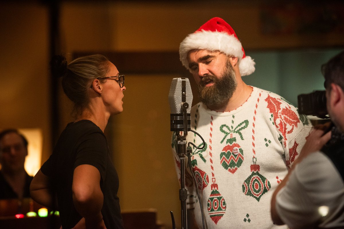 ribbonmics's tweet photo. The #AEAR44 mic captures the warmth of “A Philly Special Christmas Party” album, but the heart of it all? Giving back. #OperationSnowball ❄️ ensures every Philly public school kid gets a gift this season. 🎁
Grab the album and help spread the joy: https://t.co/x51ISO7wGH https://t.co/n6caFk4lUH