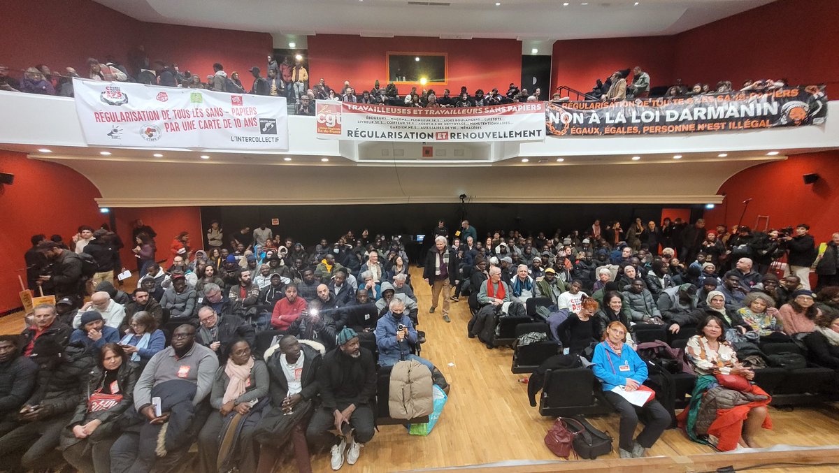 MSolidarites's tweet photo. Meeting unitaire de lutte à l'occasion de la journée internationale des migrant.e.s ! 

Nous sommes plus de 500 ce soir à la Bourse du Travail ! 

Dans les prochaines semaines et mois, organisons-nous partout pour l'égalité des droits, contre le racisme et le fascisme ! https://t.co/RUF3PANXy3