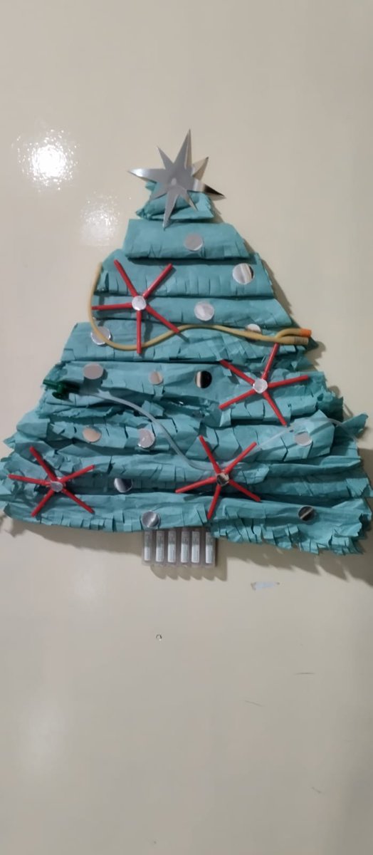 Hoy los alumnos del CFCM de Auxiliar de Enfermería han realizado adornos navideños con materiales de sanidad : jeringas, papel de camilla, suero ...etc. Estos adornos estarán expuestos en las puertas del aula y taller. Gracias a la ayuda y material del dto de Tecnología y Artes