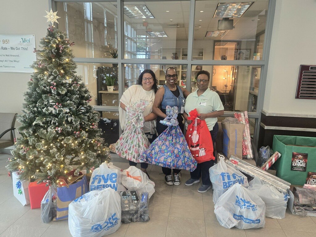 Live from our MKV toy drive🎄 thanks to our amazing helpers for making it so beautiful ❤️ our families were blessed with so many toys. <a href="/AliefCounseling/">Alief ISD Counseling</a> <a href="/AISDFamilySW/">Ana Garcia</a> <a href="/AliefISD/">Alief ISD</a>