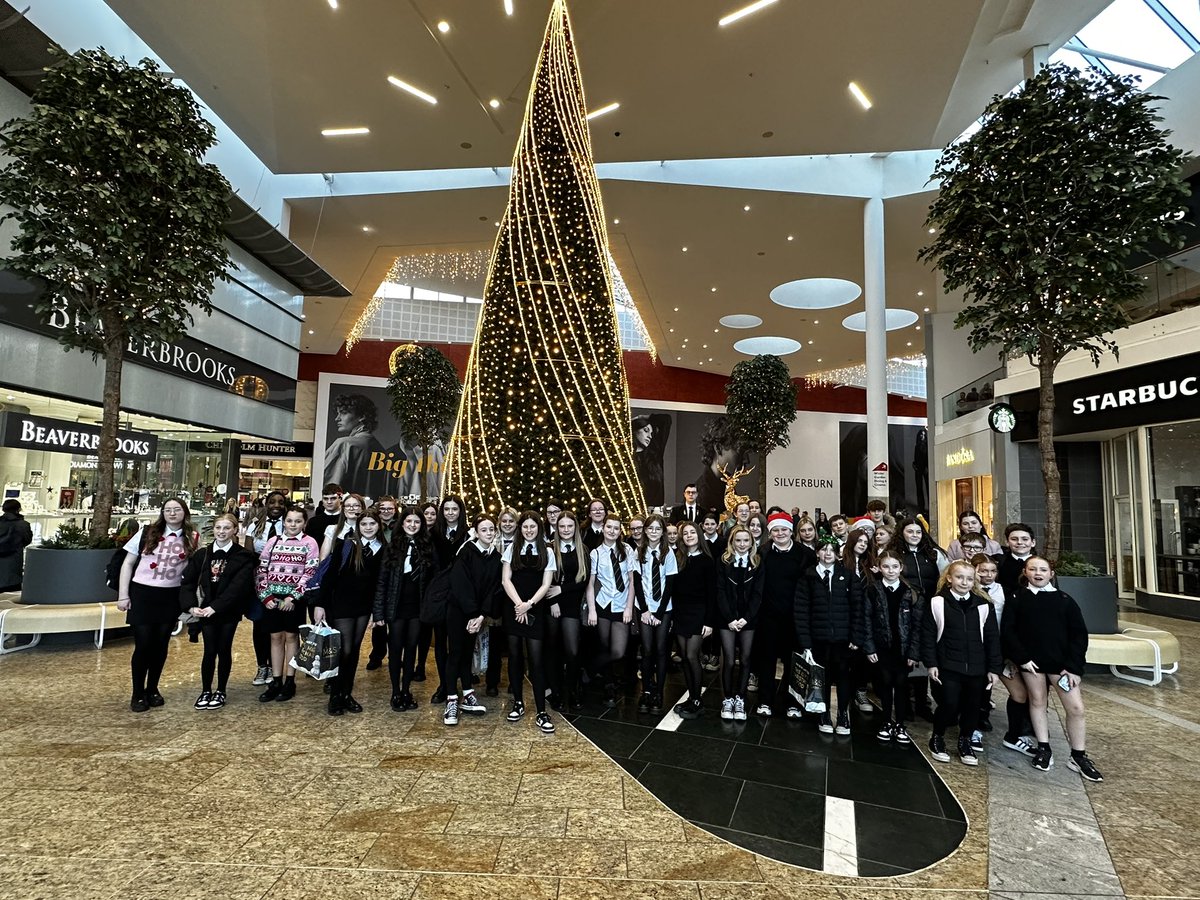 StMattMusic's tweet photo. A brilliant day started off with carol singing in aid of @GCH_Charity and ended with a trip to Cineworld for a screening of The Polar Express🎄🎅🎤🎶 https://t.co/8Lsc9P8tVN