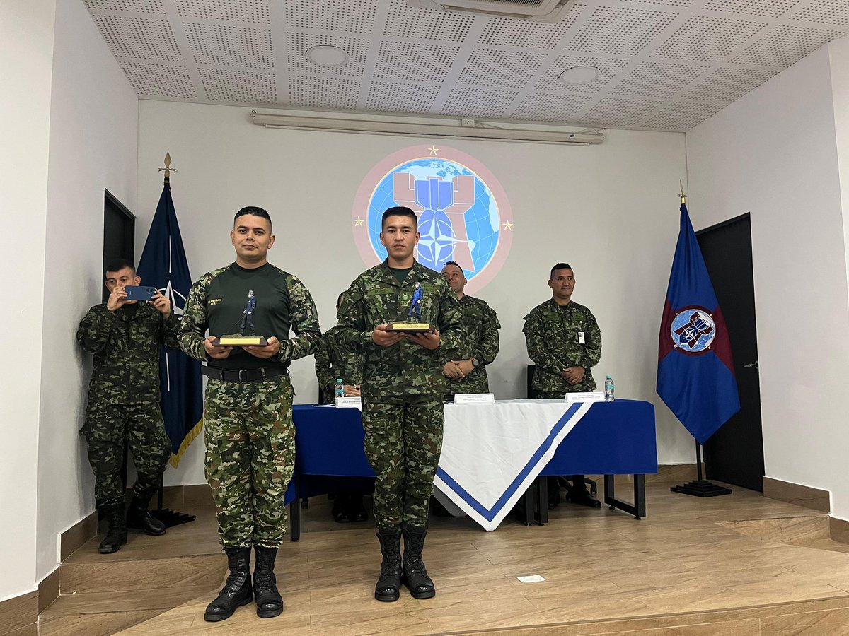 #ElDato| En el Centro Internacional de Desminado se clausuraron dos importantes cursos: Líder de Técnica de Desminado Canino y EOD1 (Explosive Ordnance Disposal). Estos programas refuerzan las habilidades para enfrentar amenazas y contribuyen a la construcción de un entorno más