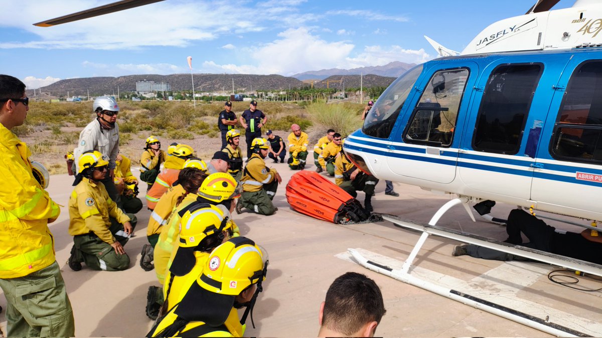 ArielFe07209357's tweet photo. El Plan Provincial del Manejo del Fuego realizó hoy, junto al SNMF, un ejercicio con el fin de capacitar a brigadistas y Bomberos sobre el modo de uso de reservorios colapsables de agua para carga de aeronaves de ala rotativa y fija.
#PPMF
#Prevencion
#Ambiente https://t.co/zvNtgbBAEE