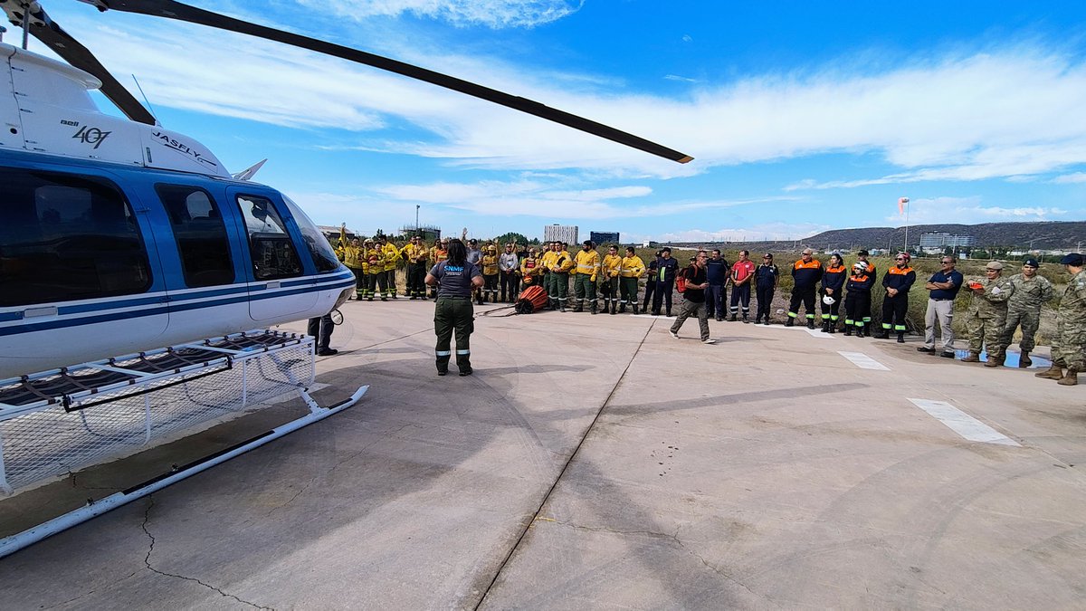 ArielFe07209357's tweet photo. El Plan Provincial del Manejo del Fuego realizó hoy, junto al SNMF, un ejercicio con el fin de capacitar a brigadistas y Bomberos sobre el modo de uso de reservorios colapsables de agua para carga de aeronaves de ala rotativa y fija.
#PPMF
#Prevencion
#Ambiente https://t.co/zvNtgbBAEE