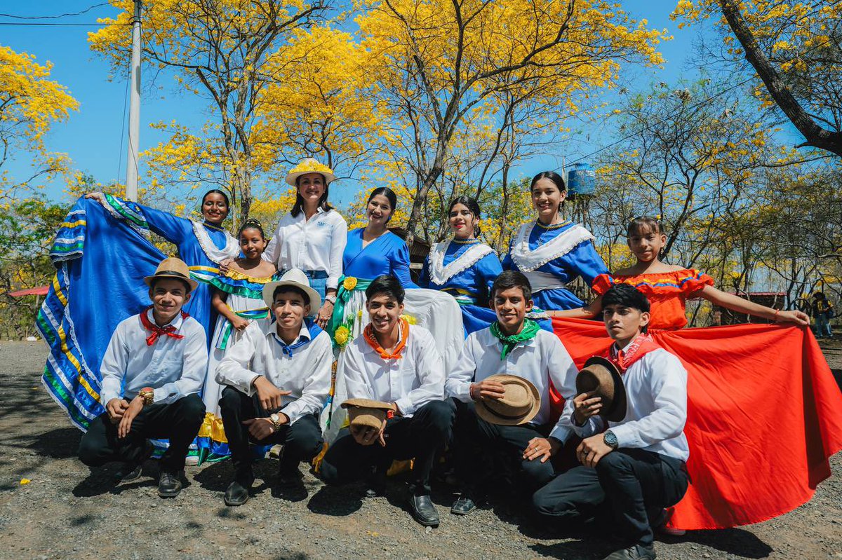 PrefGuayas's tweet photo. Visitamos la Hacienda Las Habras, en el cantón Colimes, para presenciar el florecimiento de los guayacanes. 🌼

Recorrer estos espacios no solo impulsa el turismo provincial, sino que también nos conecta con la belleza natural y ofrece un plan ideal para disfrutar en familia.

¡Los invitamos a vivir este espectáculo único que ocurre solo una vez al año! 🌳

En turismo, #ElCambioSíSeSiente.