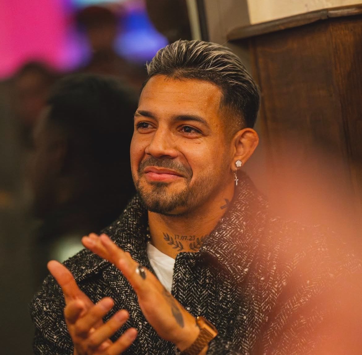 lbpubliclensois's tweet photo. 💬 Facundo Medina : « Pourquoi je suis resté au RC Lens ? Parce que j’aime le climat (rires) ! Plus sérieusement, j’en ai beaucoup discuté, notamment avec ma famille. La chose la plus importante, c’est comment je ressens les choses. Est-ce que je peux donner plus, d’abord pour le club, puis pour moi et ma famille ? La réponse était claire. Aujourd’hui, j’aimerais offrir un titre au club. Pour tous ceux qui se battent pour le RC Lens. Non seulement pour les supporters, mais aussi pour toutes les personnes qui composent le club : le staff, les intendants, le personnel médical, les gens de l’administration, tous ceux qui sont derrière nous. J’ai envie d’apporter de la joie à tout le monde. A la fin de la saison, j’espère que je pourrai, avec l’aide de Dieu, contribuer à leur offrir ce titre. Je ressentirai la même chose, évidemment. Ici, c’est comme ma 2e maison, ma deuxième famille. Je connais tout le monde et j’aimerais rendre hommage à tout le monde, parce que tout le monde m’a aidé. Chaque membre du club, à un moment donné, a été patient avec moi. Je les en remercierai toujours. Toutes les personnes qui travaillent ici rendent l’aventure incroyable. Et elle n’est pas terminée… »

🔗 @RevueSangetOr