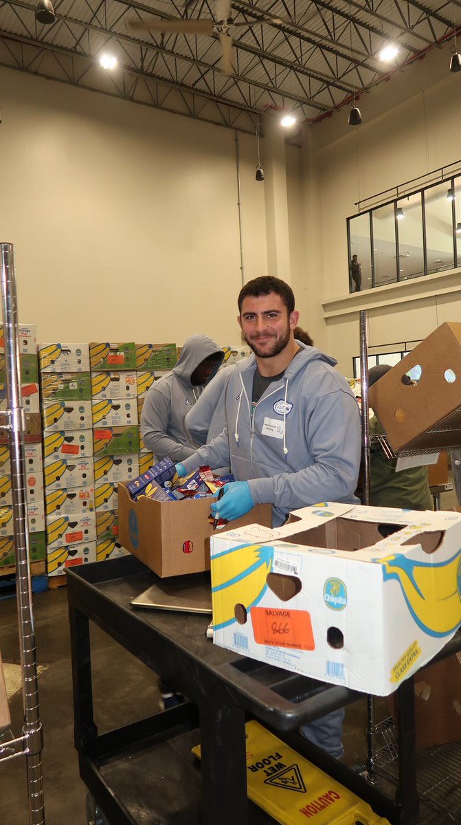 It was great working with <a href="/FeedingTampaBay/">Feeding Tampa Bay</a> to combat food insecurity yesterday! This holiday season, help make a difference with Feed The Season: FeedingTampaBay.org/FeedTheSeason @FL_Victorious #FVFoundation