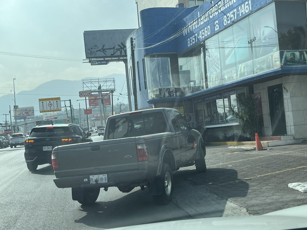 Anyuxlok's tweet photo. Camioneta mal estacionada , obstruyendo el paso en ave revolución #lauroleal
Fotografía  @Cicmty https://t.co/U03jtK9QKw