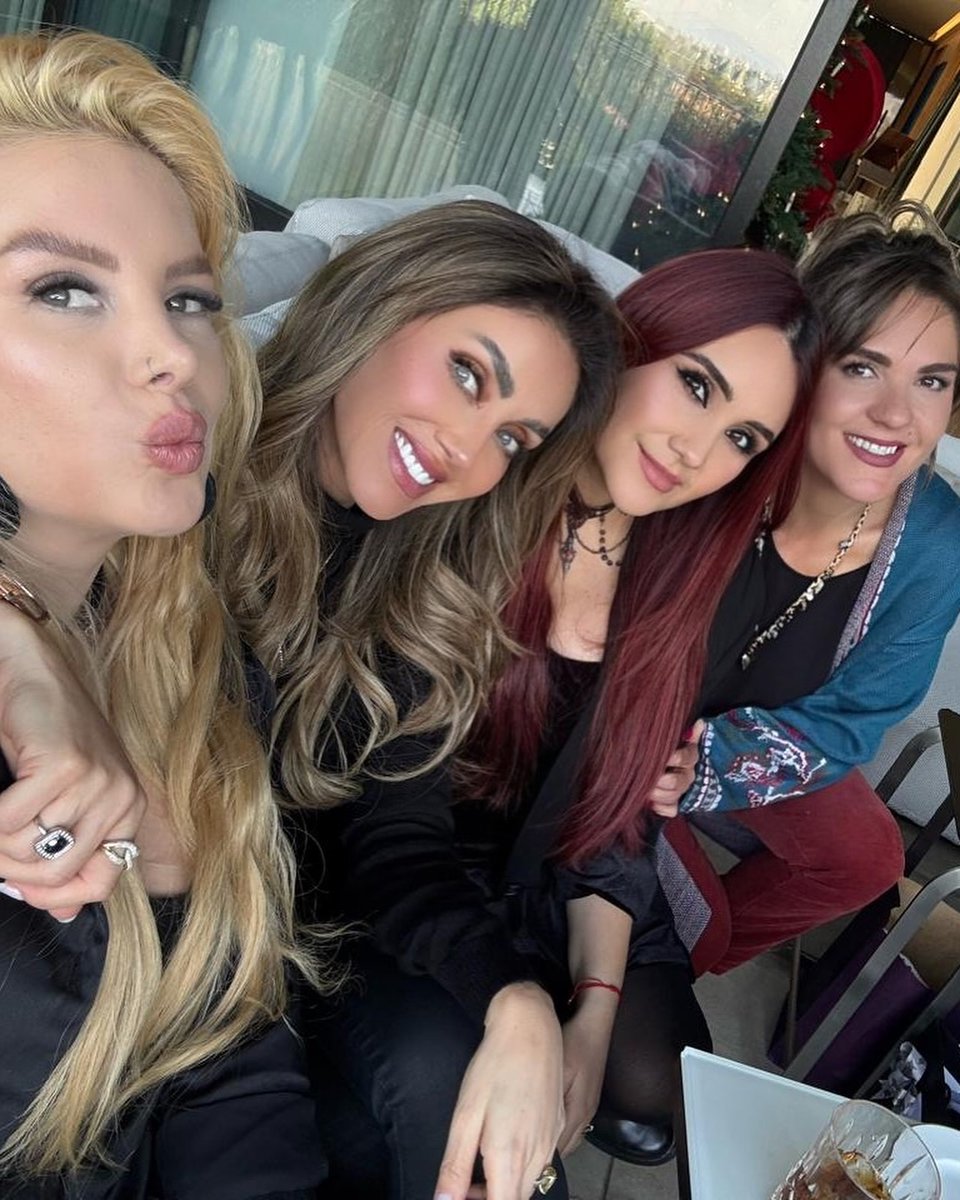 despiertamerica's tweet photo. ¡Una amistad para toda la vida! 💕 @anahi celebró con grandes invitadas el cumpleaños de su amiga, @DulceMaria 🥰🥳🤗
No te pierdas @despiertamerica de lunes a viernes a las 7a/6c 📺✨ #TVContent #Rebelde #FansAnahi #ZoraidaGomez #RBD #FansRBD #FernandaMalo 📸: dulcemaria https://t.co/qp75cG2Bt3