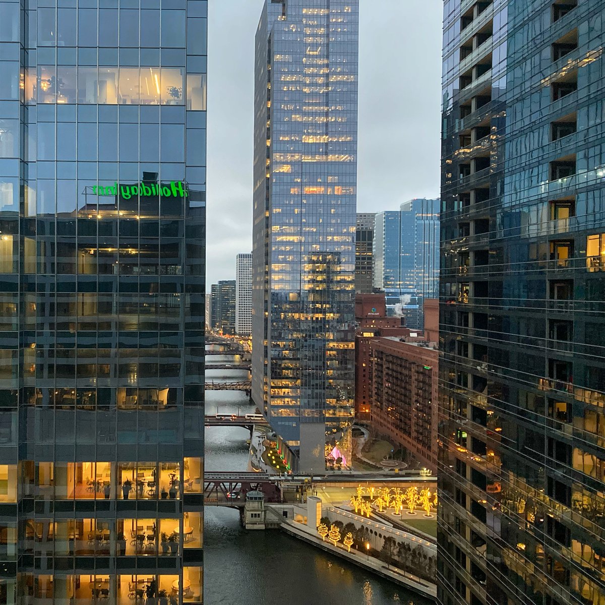 You have to love the architecture of downtown Chicago. https://t.co/6FmQXnuubu