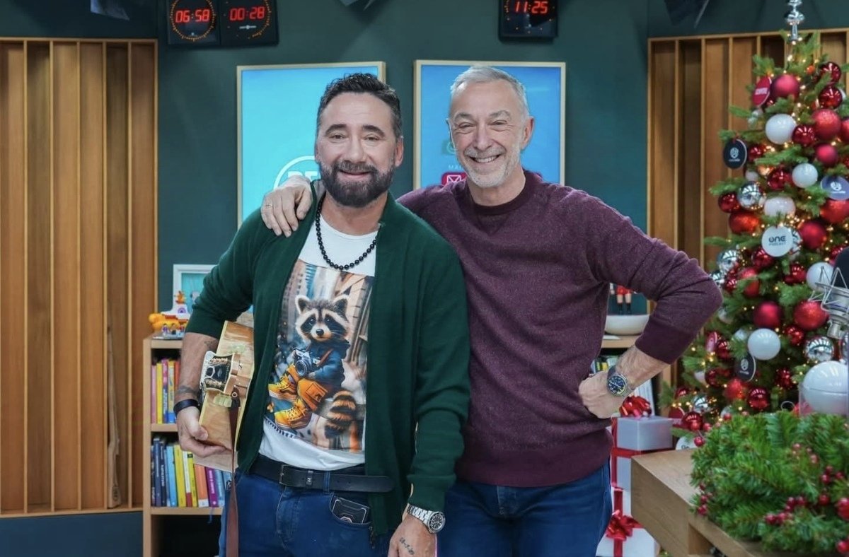 Tiromancino's tweet photo. Bellissima giornata oggi a Milano. Ho salutato gli amici delle radio, con cui ho chiacchierato e suonato un po'. Sono passato dal grandissimo #Linusdj a @radiodeejay (@NicoSavi era in vacanza) dove ho anche spoilerato una nuova canzone che trovate nelle mie storie Instagram. Poi https://t.co/QA18sA2Kju