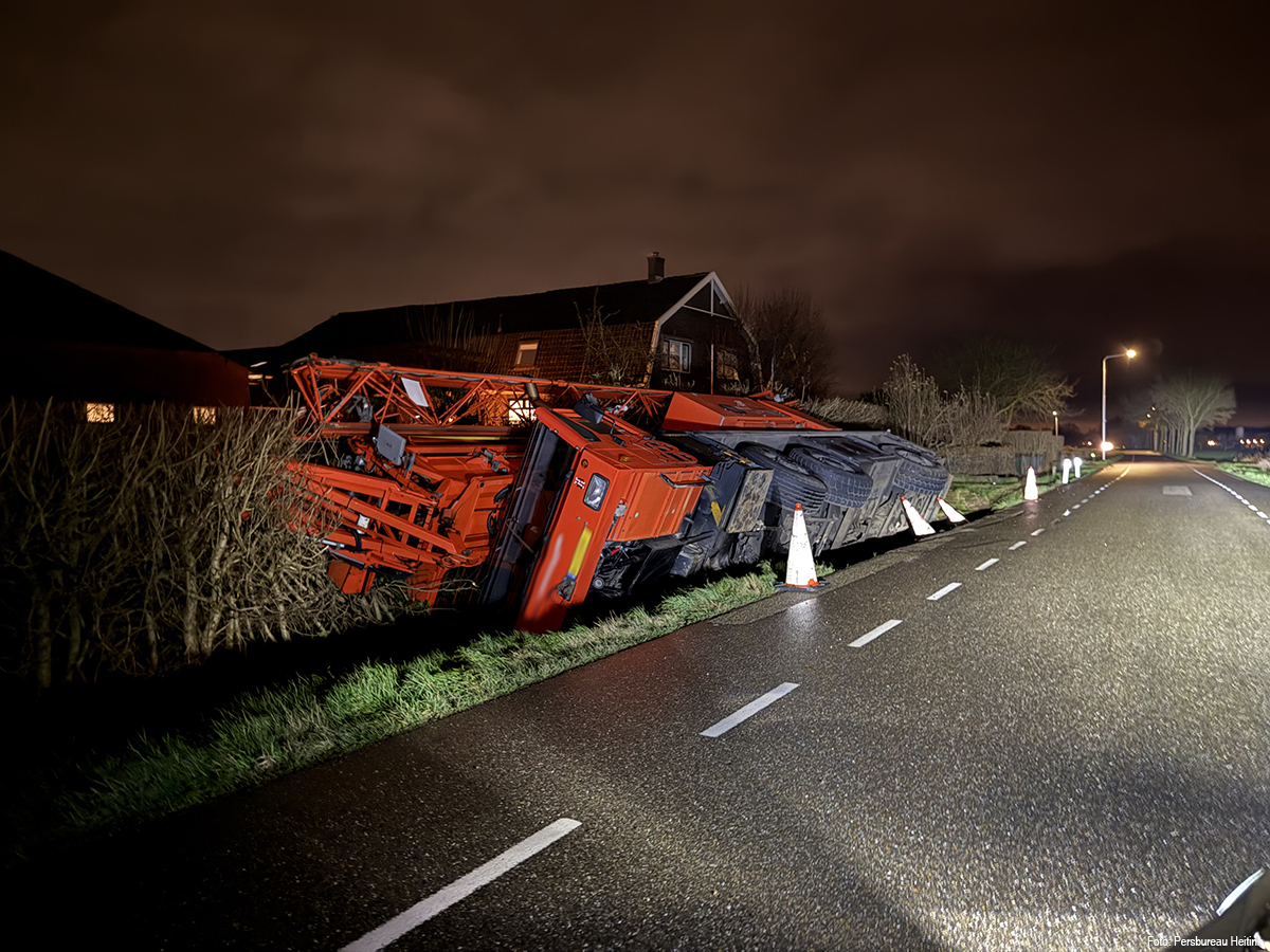 Kraanwagen belandt in sloot op Hessenweg bij Lunteren