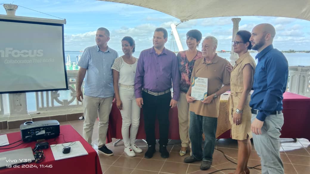 CitmacfgDeleg's tweet photo. En el marco del 25 Aniversario de la #ECTI Centro de Estudios Ambientales de Cienfuegos se reconocen ante autoridades territoriales fundadores y trabajadores durante este cuarto de siglo
@EdMartDiaz
@ArmandoRguezB
@AENTACUBA
@adianez_taboada
@YolexiRdguez
@CienfuegosCitma https://t.co/KaYPDCLiLK