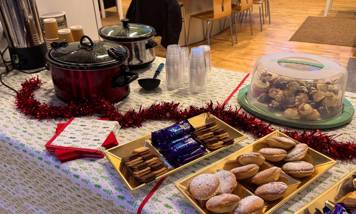 🎄🎶 Priestley Academy’s Christmas Extravaganza - almost 200 members of staff came together to celebrate the end of a successful term and enjoy a singalong!🤩🎄 

<a href="/PriestleyTrust/">The Priestley Academy Trust</a> <a href="/AtlasPrimary/">Atlas Community Primary School</a> <a href="/westbourne_bfd/">Westbourne Primary School</a> <a href="/MMPS_Bradford/">Margaret McMillan Primary School</a> @MiriamLordPAT <a href="/LilycroftSch/">Lilycroft Primary</a>