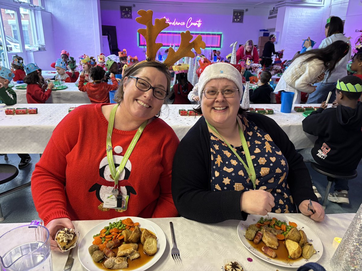 Fosse_TMET's tweet photo. 🎄⭐️ Fosse Mead staff enjoyed their Christmas dinner with the children 🎄⭐️ https://t.co/oSy3s8YIzk