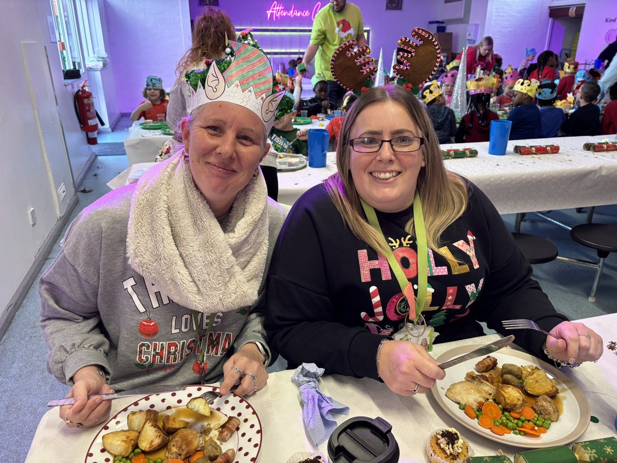 Fosse_TMET's tweet photo. 🎄⭐️ Fosse Mead staff enjoyed their Christmas dinner with the children 🎄⭐️ https://t.co/oSy3s8YIzk