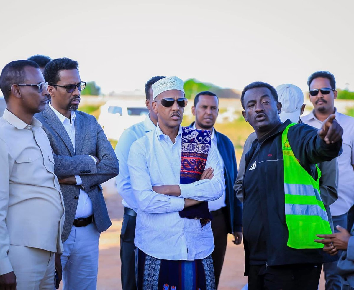Jigjigamedia's tweet photo. I strongly condemn President #Mustafe of Somali region of Ethiopia ๐ช๐นand #Amhara extremists in Jigjiga for forcefully taking the house of #Ugaas Abdirashid of Gadabuursi tribe. This is unacceptable for someone from Gojam taking the house of #Ugaas Abdirashid. #Amhara extremists took the house during Derg and theyโre still illegally occupying. News Jig-Jiga:- Taliska gurracan ee Mustafe Cagjar oo kaashanaaya xabashida damaca foosha xun leh ayaa ku kacay tacadi ka dhan ah ugaaska guud ee beelaha Gadabuursi Ugaas Cabdirashiid Ugaas Rooble Ugaas Doodi.
Malayshiyaad ka amar qaata maamulka balaayo-doonka ah ee ina Cagjar ayaa weerar ku qaaday guriga uu ugaasku ku leeyahay magaalada Jigjiga kuwaasi oo dhaawacyo u geystay xubnaha qoyska ee saaka ku suggnaa aqalka ugaaska kadibna xabsiga u taxaabay ehelkii oo dhan.
Guumeystaha xabashida ayaa damcay in ay la wareegaan gurigan oo ah aqalkii lagu dilay ugaas Rooble sidoo kalena uu ku dhashay ugaas Cabdirashiid kaasi oo ay markasta muran geliyaan guumeystuhu.
Ugaaska oo ku suggan magaalada Addis-abbaba ayaa hadda dacwada guriga u gudbinaaya dawlada federaalka Ethiopia kadib markii uu caddaalad ka waayey maamulka xabashidu haysato ee Jigjiga. @PMEthiopia