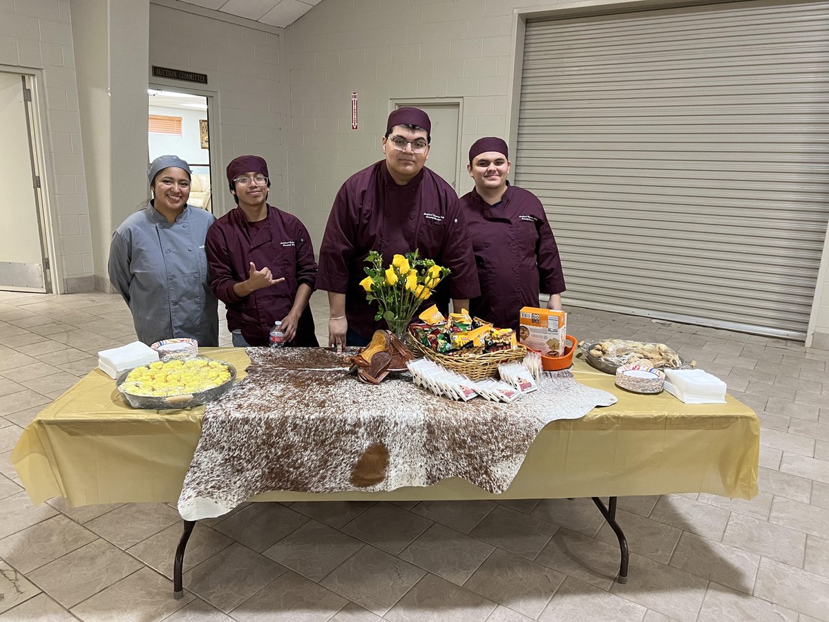 Culinary/FCCLA students catered a fundraising event on 12/17/24 at the San Antonio Stock Show &amp; Rodeo Grounds
On the menu:
Chicken Salad on homemade rolls
Jalapeño Pimento Cheese
Mini Yellow Rose Cupcakes
Sausage Balls
Variety of Cookies
#GritandGanas
#LockhartLeading