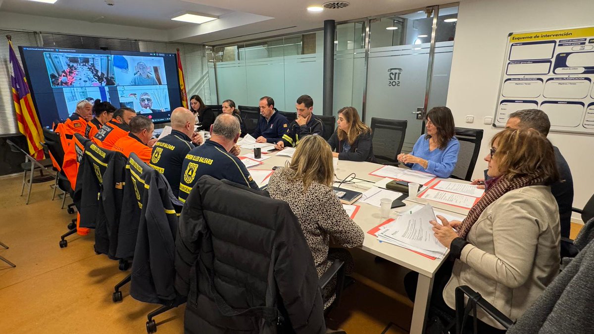 PresidenciaGOIB's tweet photo. 🦺 La consellera @AMEstarellas ha presidit avui horabaixa la reunió de renovació del Consell Assessor del Voluntariat Protecció Civil.
Estarellas ha donat la benvinguda als nous vocals, als qui ha agraït la seva generositat i compromís amb la societat.

ℹ️ https://t.co/sZKtetGdnV https://t.co/gXsKEDFD4r