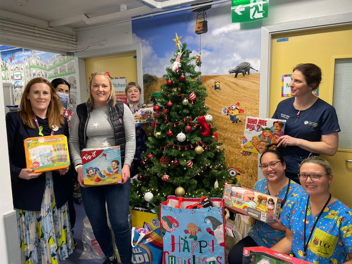TippUHnursing's tweet image. A huge thank you to @AIBIreland Clonmel &amp;amp; Waterford for bringing presents from Santa to the paediatric ward #TippUH. Thanks to Elaine Butler and Marion Fewer branch managers 👏👏👏. Making Christmas Special 🎄 ❤️
