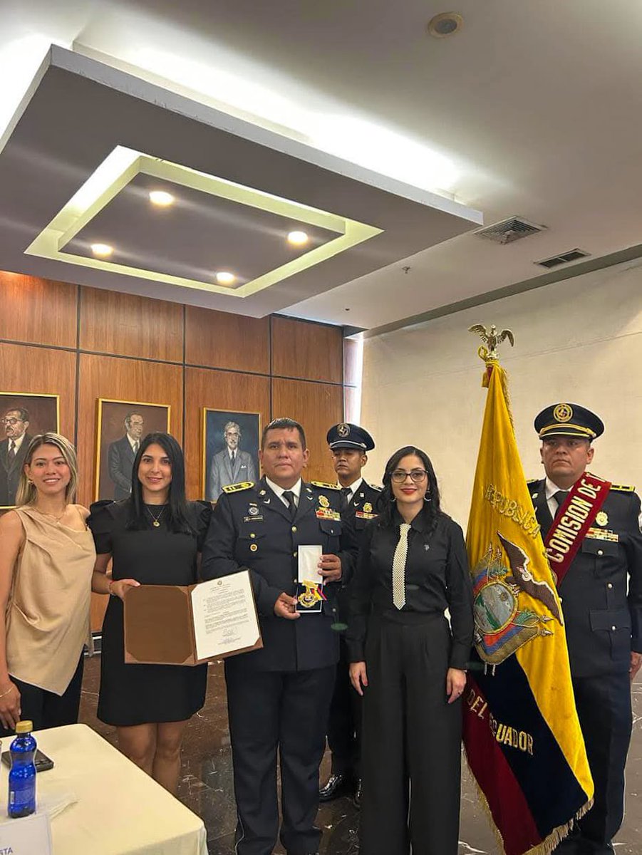 uremcte's tweet photo. #ANIVERSARIO

XV Años de Servicio, Vocación y Pasión

Nuestra querida Unidad de Rescate y Emergencia Médicas se siente honrada al recibir la condecoración "Vicente Rocafuerte" al Mérito Social, otorgada por la Asamblea Nacional del Ecuador, en reconocimiento a nuestros 15 años. https://t.co/dwHIKeVNMo
