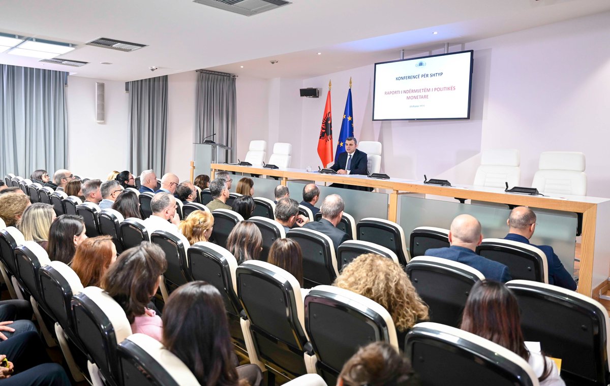 bankashqiperise's tweet photo. Banka e Shqipërisë mban të pandryshuar normën bazë të interesit

Sot, në datën 18 dhjetor 2024, Këshilli Mbikëqyrës i Bankës së Shqipërisë mori në shqyrtim dhe miratoi Raportin e Ndërmjetëm të Politikës Monetare për tremujorin e katërt.

Këshilli Mbikëqyrës i Bankës së Shqipërisë vendosi:
🔸 të mbajë të pandryshuar normën bazë të interesit, në nivelin 2.75%; ↔️
🔸 të mbajë të pandryshuar normën e interesit të depozitës njëditore, në nivelin 1.75%; ↔️
 🔸të mbajë të pandryshuar normën e interesit të kredisë njëditore, në nivelin 3.75%. ↔️

Këshilli Mbikëqyrës gjykon se kushtet monetare aktuale janë të përshtatshme për kthimin e inflacionit në objektiv gjatë viti të ardhshëm, dhe ofrojnë një premisë të mirë për respektimin e inflacionit në horizontin afatmesëm.

Fjala e Guvernatorit
https://t.co/m1I4uJhm39
