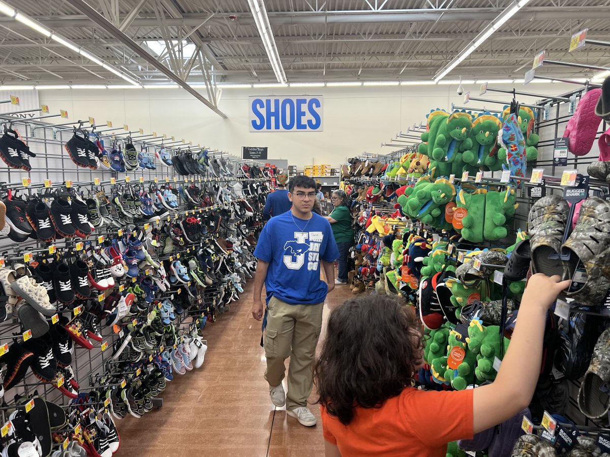 BigDoza51's tweet photo. he holiday season is here, and John Jay StuCo is excited to announce our annual shoe drive! We're partnering with our elementary feeders to spread joy and support to our community. A 7611 amazing tradition! ⁦@NISDJay⁩ ⁦⁦@NISDJaySEA⁩ https://t.co/qGrD5rFLY9