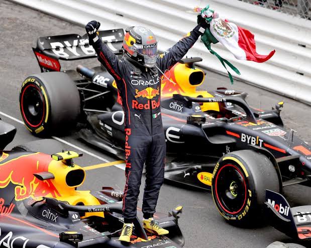 ale_Mirrrey's tweet photo. Siempre en la #checoneta !!! A donde vayas @SChecoPerez !!
.
#checo #checoperez #NeverGiveUp https://t.co/vqJxZTb1rB