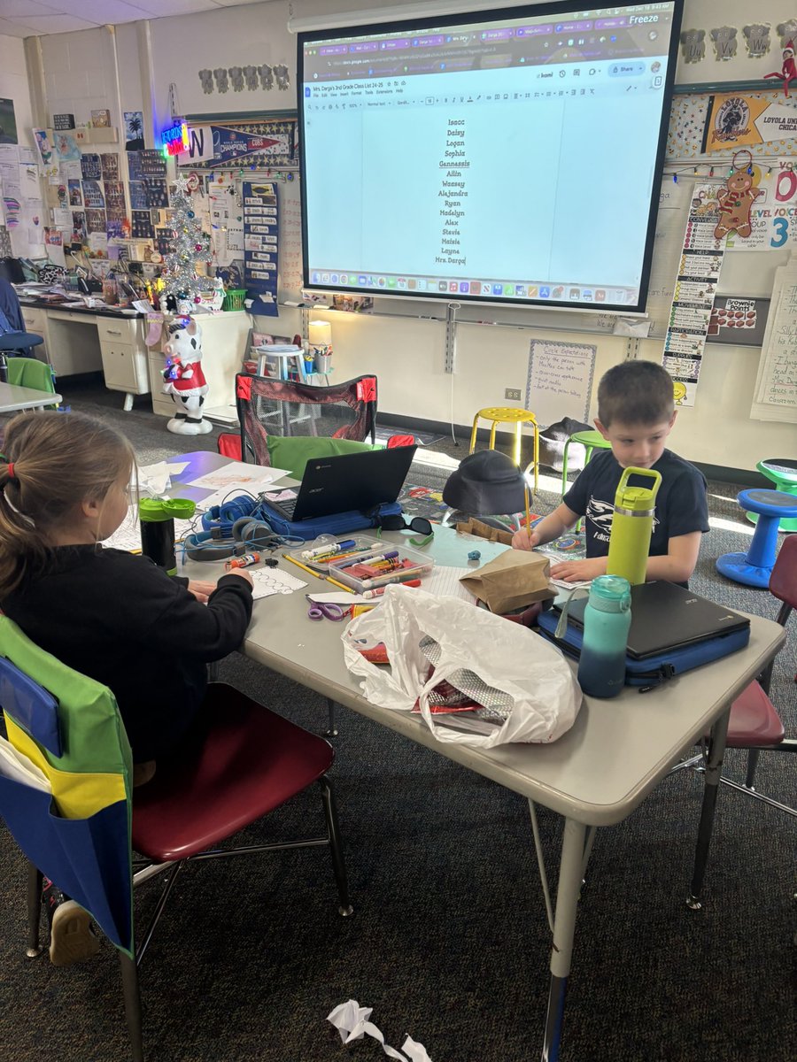 Students creating “kindness stockings” and “stuffing” them with kind notes for one another <a href="/CCSD59/">CCSD59</a> <a href="/D59Byrd/">Admiral Byrd Elementary</a> #d59cares