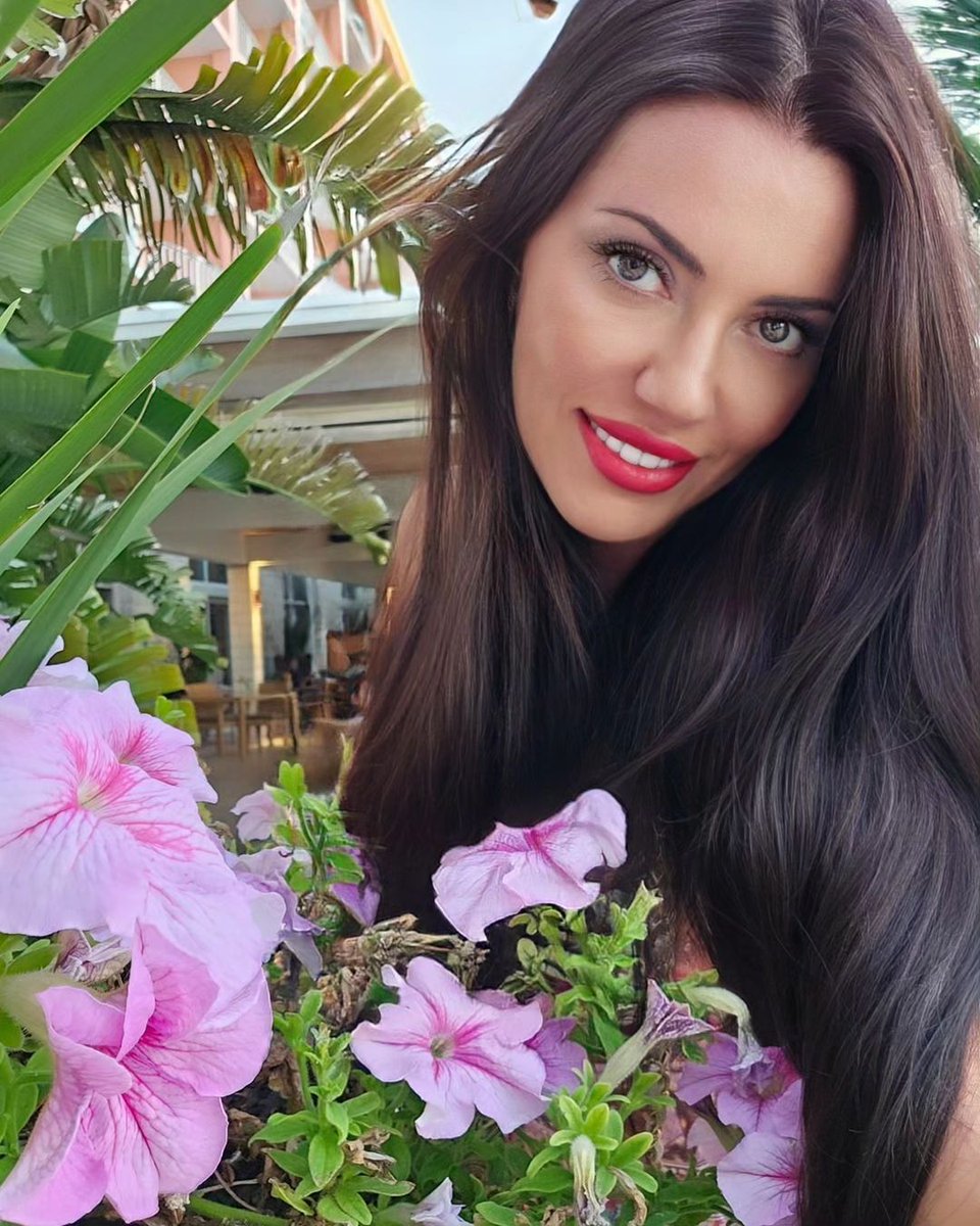 June ___Ava tweet media