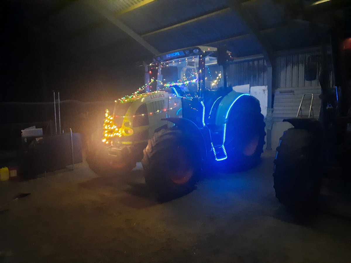 Zaterdagavond hier ook onze #verlichte trekkertocht in Lattrop-Breklenkamp.
De eerste #trekker staat hier klaar.
Prutswerk, maar mooi om te doen!🙂💡🚜🎄