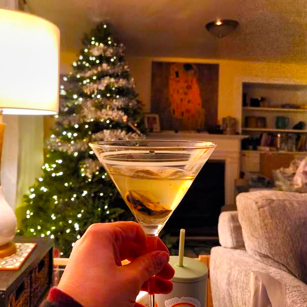 RandysPickles's tweet image. If this isn't the perfect evening scene...

This pic of her pickle martini, made with our O.G. #Sideburns, was sent to us by Cristina (@ following_straight_paths on Instagram). Just wish we could taste it- Cheers! 🍸