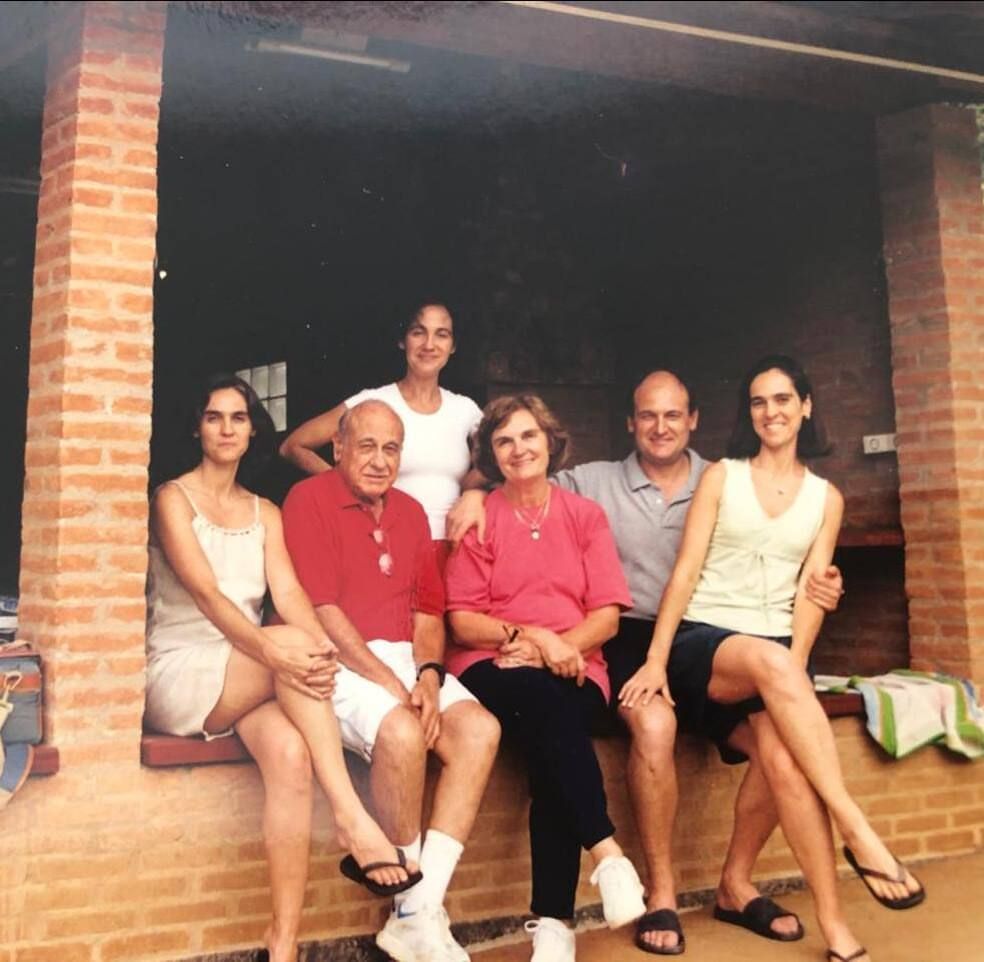 Domingão é dia de revisitar fotos e encontrar momentos especiais. Achei este registro aqui com meus pais e três das minhas quatro irmãs. Só faltou a Cristina. Família é a base de tudo ❤️