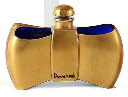 En 1945, Guerlain renomme un de ses parfums originellement nommé "Kriss" en "Dawamesk". Or le Dawamesk, c'est une sorte de confiture au miel, à la pistache et au... Cannabis, qui produit des effets très puissants proche de ceux des psychédéliques 😆 
On ne sait pas avec