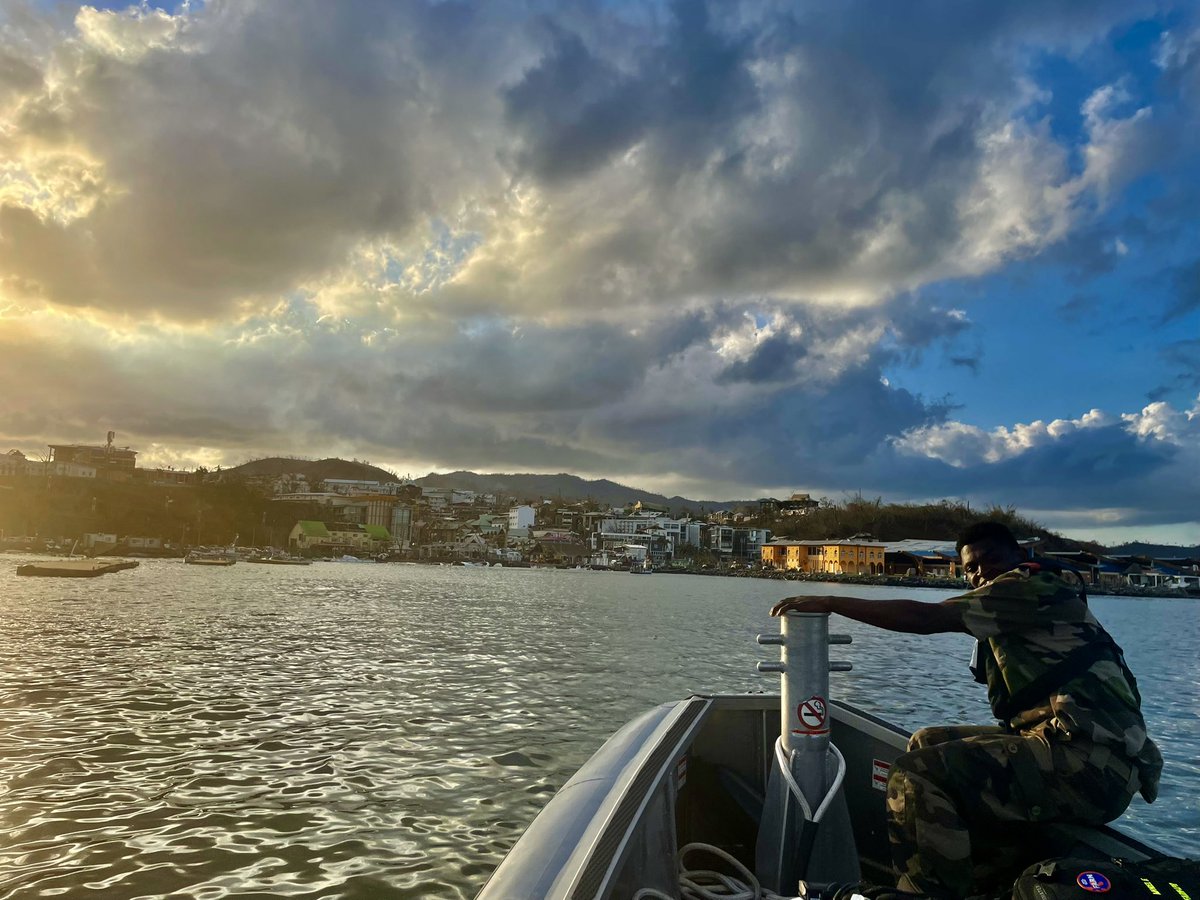 Arrivé sur l’île de Petite Terre, il faut encore traverser, grâce a la <a href="/MarineNationale/">Marine nationale</a>, pour rejoindre Grande Terre, l’île principale. C’est là que nous retrouverons nos collègues d’Electricite de Mayotte pour un premier briefing avant les reco de demain…
#ChidoMayotte ⬆️❤️