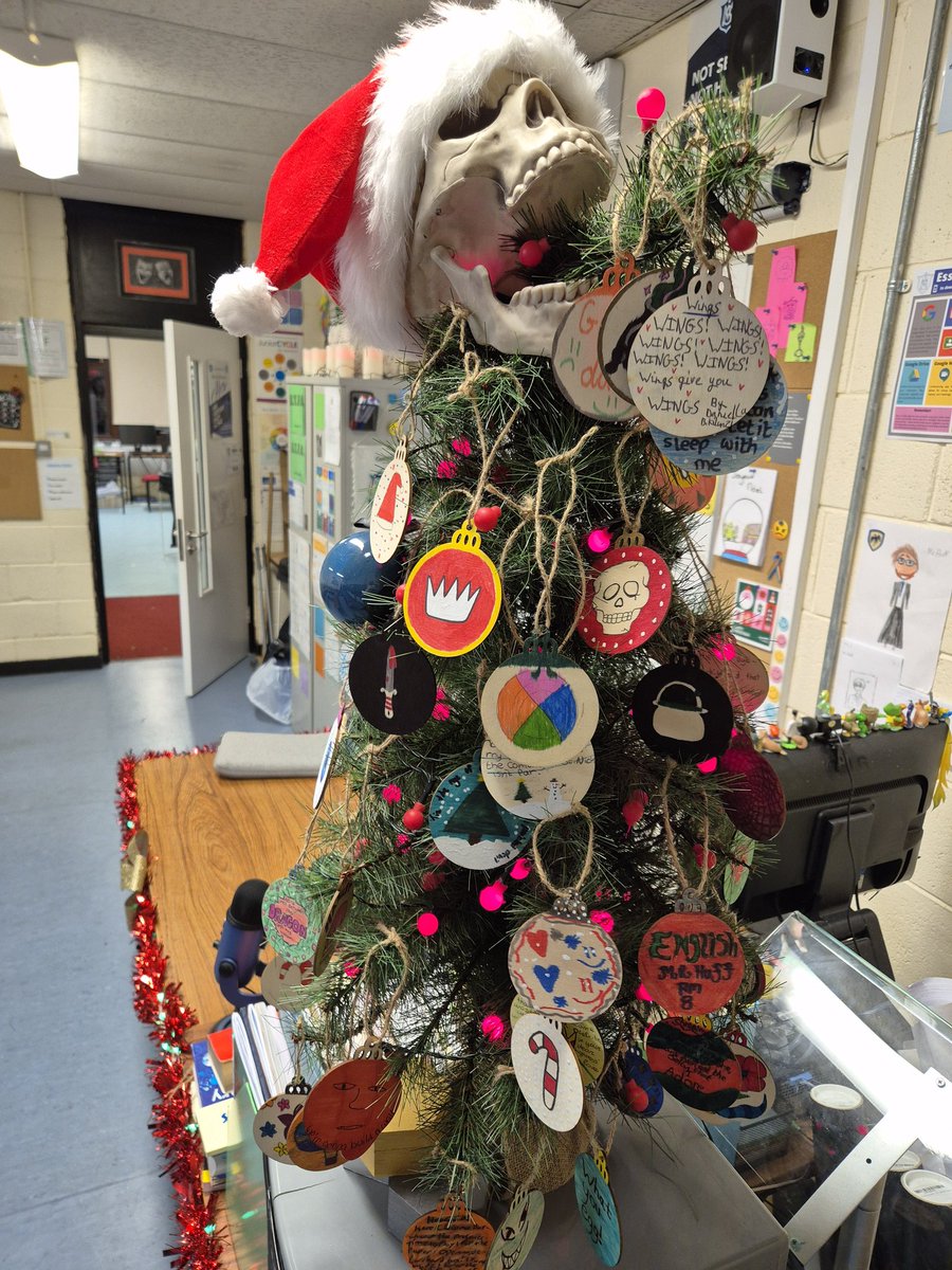 The #Christmas Poetree returns to #ASM's Room 8! 🎄📝 1 Breandan English wrote, edited, &amp; redrafted original poems (after a pleasant afternoon perusing <a href="/TheDirigible/">The Dirigible Balloon 🎈</a>), before transcribing them onto their custom baubles! They'll bring them home in time for the holidays! #EdChatIE