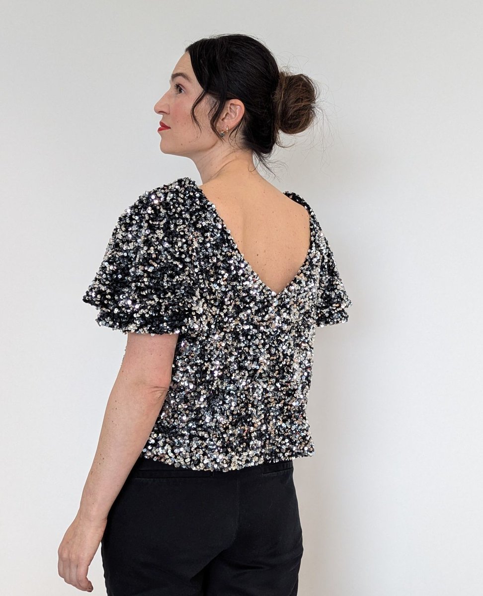 MinervaFabrics's tweet image. Looking for a pattern that plays nicely with sequins? Anasthasia from @petite_french used our Sequin Soft Velvet for this version of her Camden Top pattern. Find out more at minerva.com/post/246905

#Sequins #SequinTop #SewingWithSequins #CamdenTop #CamdenPattern