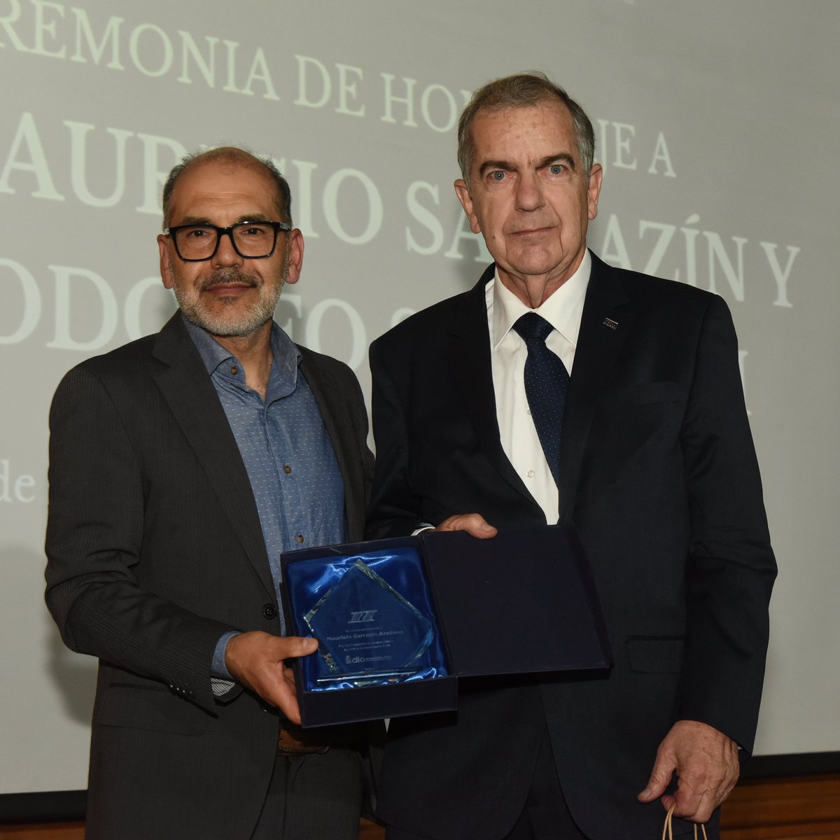 🎉La #ComunidadCivil se reunió a celebrar las contribuciones los académicos #MauricioSarrazín y #RodolfoSaragoni, quienes dedicaron más de cinco décadas a la formación de ingenieras e ingenieros y al desarrollo de la ingeniería civil en Chile.

📲uchile.cl/ic223801