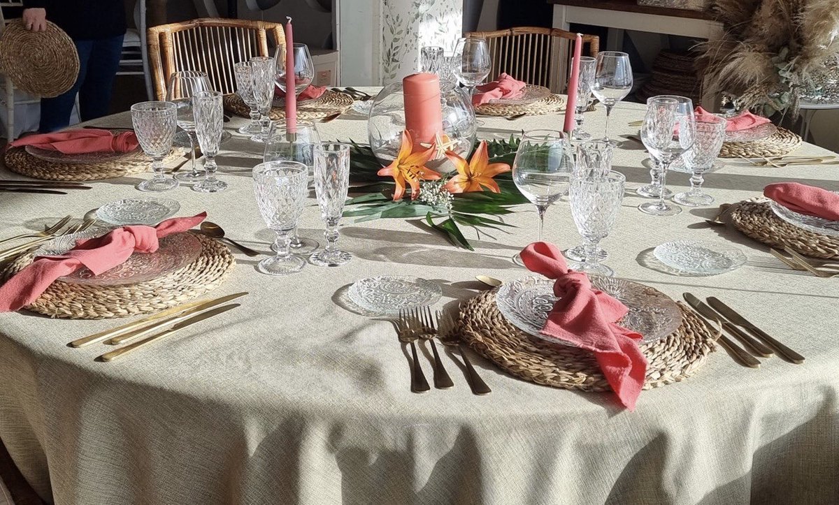 areasunset_'s tweet photo. Los tonos rosas, las texturas delicadas y los pequeños toques personalizados hablan de la magia que envuelve este momento. 🥂

Cada detalle de esta mesa refleja la esencia de este día tan especial. 🌸✨ https://t.co/8p9phsasOj