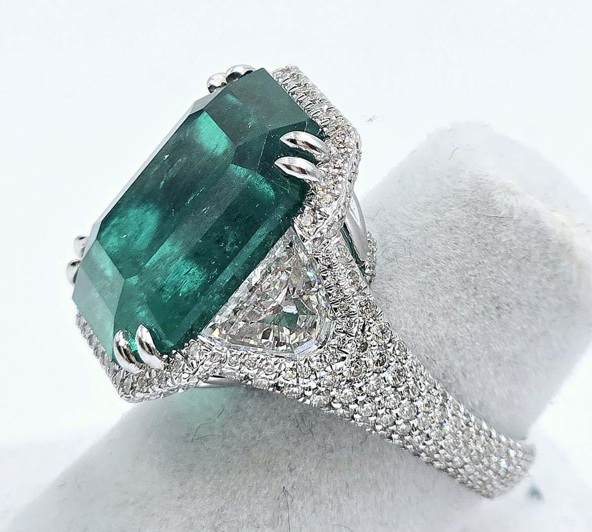AMIDiamonds's tweet photo. BEAUTIFUL EMERALD ESTATE JEWELRY RING!

BIG SAVINGS &amp; BIG PAYOUTS! Jewelry Clearance Sale + We’re Buying Your Precious Metals!
#luxury #realestate #estatejewelry #estate #jewelry #necklace #rings #rolex #watch #goldjewelry #emerald #marquise #phoenix #Arizona #Scottsdale #west https://t.co/4DNAef0Ofe