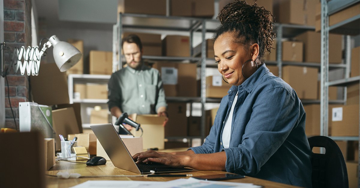 ParcelInsurance's tweet image. Stay ahead! Discover 5 top shipping trends to optimize your operations and stay competitive: tech advances, last-mile solutions, sustainability, personalized customer experiences and evolving returns policies. Read more: hubs.la/Q02_Gl5T0