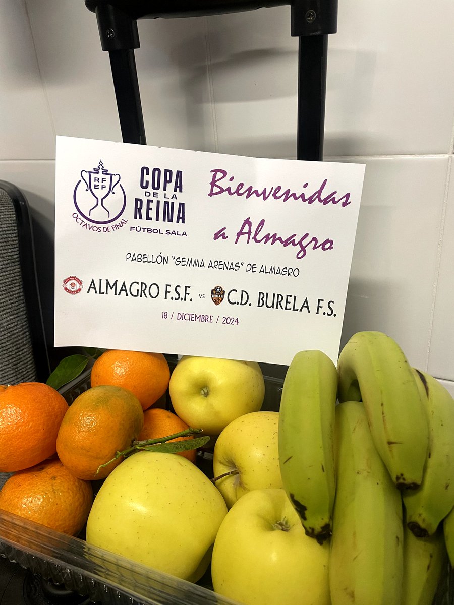 🍊 Estamos encantadas con el recibimiento que se nos ha brindado en el pabellón Gemma Arenas de Almagro. ¡¡¡Así da gusto!!! 

Muchísimas gracias al <a href="/AlmagroFSFclub/">Almagro F.S.F</a> por el detalle y ojalá disfrutemos de una gran eliminatoria. 

#Futsal #FutsalRFEF #BurelaFS #CopaDeLaReinaFS