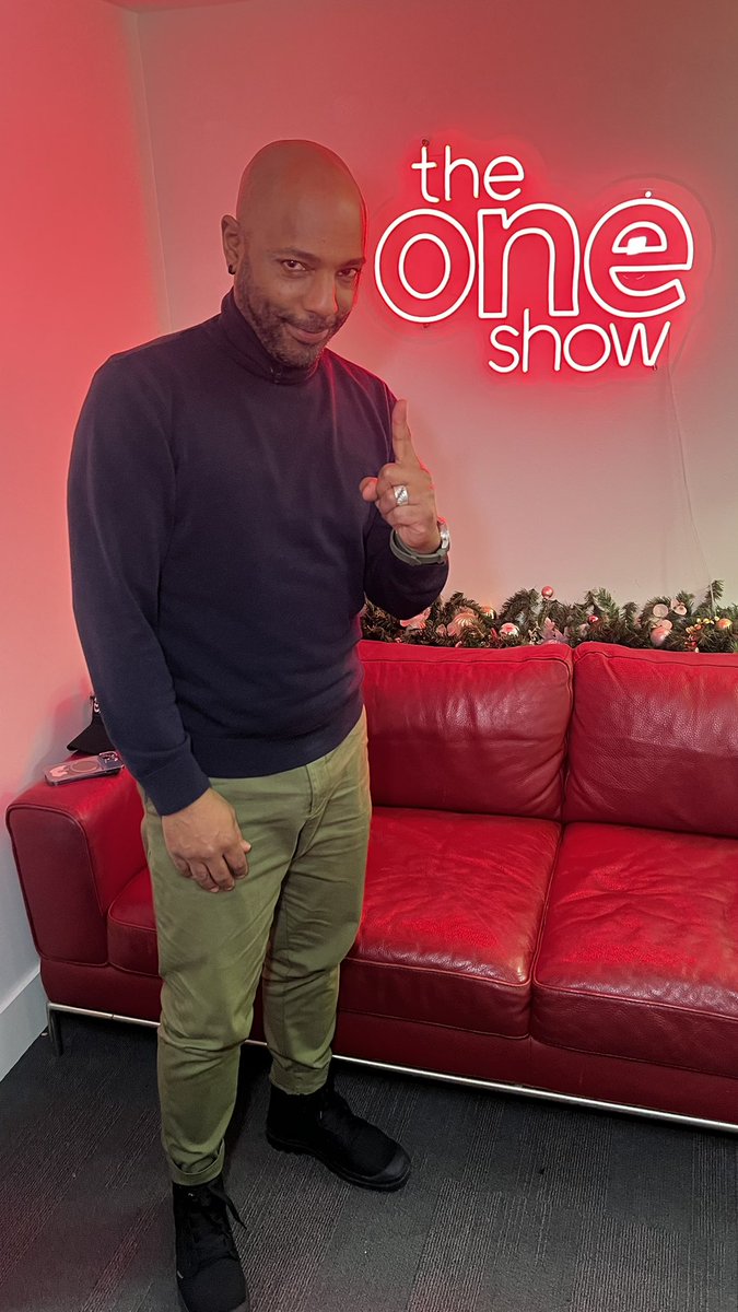 BBCTheOneShow's tweet image. Don Gilet is the new #DeathinParadise detective and he’ll be telling us all about it on #TheOneShow 
 
We’re live 👉 bbc.in/3BMElHo