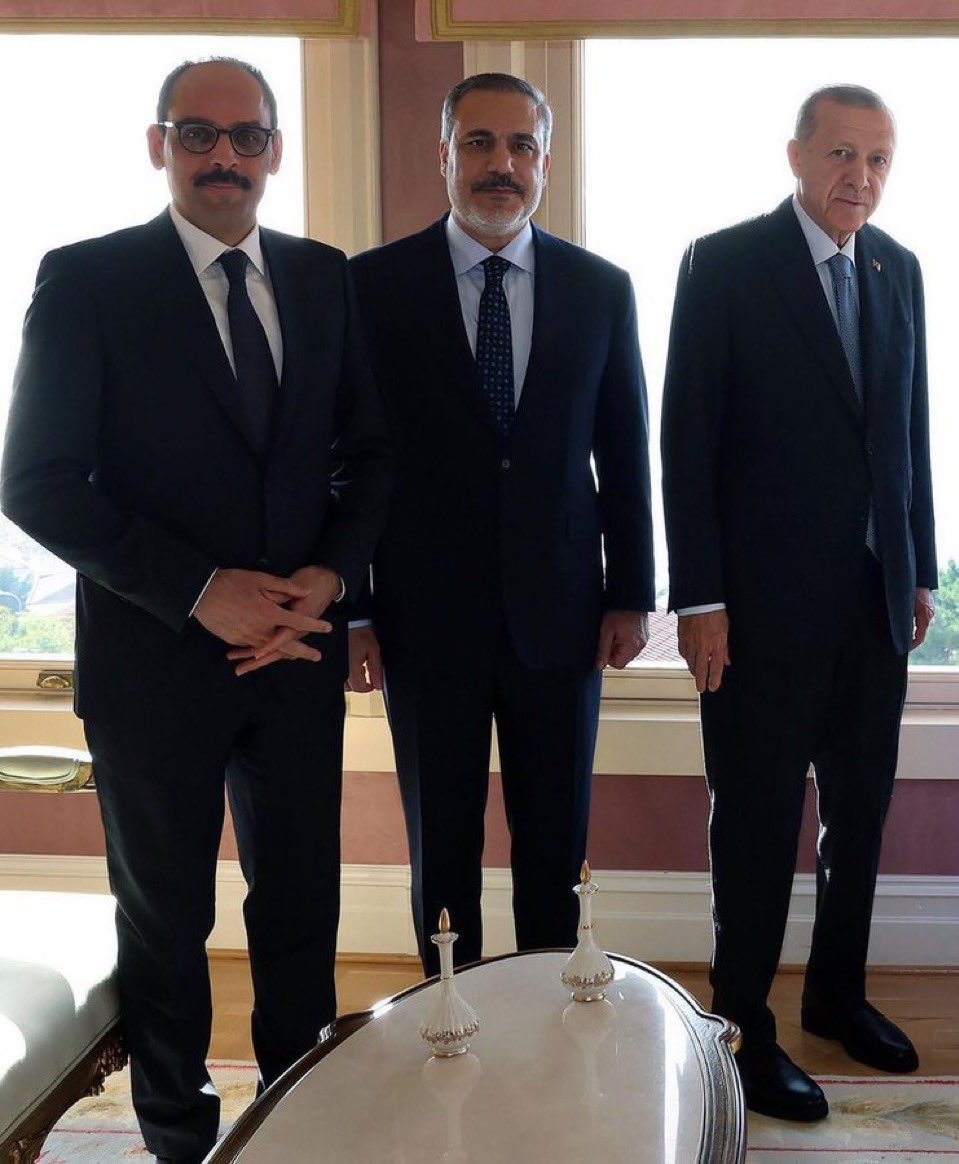 elonue's tweet photo. Onlar, hâinlerin ağızlarında dağılacak bir Türkiye peşinde, Sen, câhillerin kursağına oturacak bir zaferin izinde. Onlar, el etek öptürecek kan helvasından putlara cila. Sen, sana kalan son İbrahim’in nefesinde dua. Onlar toprağı hendekle inciten rütbeli kazma, Sen, ölü toprağını kalplerden ayıran irfanın asası. Onlara düşen sadece, zafer yağmurlarının tasası. Sen, şehâdeti aynı kaptan içen Ahmed ile Mehmed. Onlara ne yabancı Rahmet ile merhamet. Senin bir elin ekmek böler mazluma, diğer elin bir yetimin vatanı. Onların iki eli kanda ki, mâsumların celladı. Sen, ancak Hilâl olmak için bükülen Davud elinde demir, Onlar, inlerinde büzülen Câlutlar elinde kir, İnan yarılsa kalbin dökülecek içinden bir yiğit Hamza, İnan tuzaklar kusar, Onlar mâbedinin nâmusuna, Gül geç, Zaferin acelesi olsa da Duâsı, beklemeyi de bilir göğün namlusunda… Sen fetih fetih heybet dağıtan henüz bitmemiş şiir. Onlar ancak izbe izbe toplanan güneş sanılan zifir. Sen cihandan cihana koşturan sesini, Onlar çukurdan çukura akıtan nefretini. Onlar seyrek sen gürsün! Onlar nefretlerinin esiri Sen sabırda hürsün! Onları bitirecek Ve seni yeniden başlatacak olan Allah’a sonsuz şükürler olsun! Sonsuz şükürler olsun! Ey zalim! Ey Haçlının yüzüne sırıtan kalleşlik izi! Şöyle kenarda debelenen kudur âcizliğin nâm salsın! Bize bir meydan bırak, Dağılın da şükür secdemize yer açılsın! Yer açılsın!