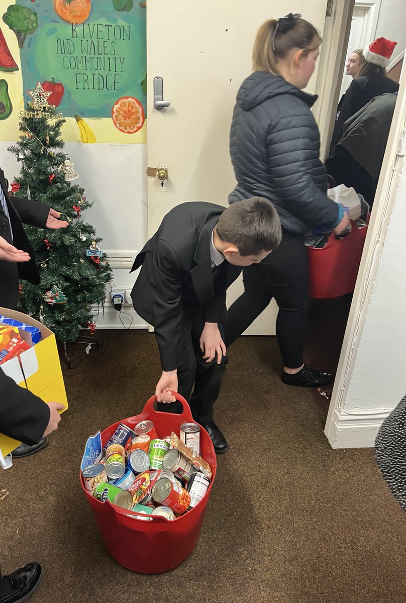 cdraytonx's tweet photo. More photos from today’s food bank visit 🥳 @waleshighnews https://t.co/udVbhg2RWS