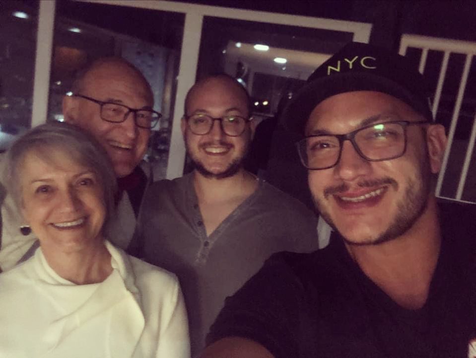 Domingo é dia de aproveitar com a família! Nada melhor do que estar ao lado de quem amamos, recarregando as energias. Eu amo estar com minha esposa Inês Maria e nossos filhos Pedro e Lucas, celebrando esses momentos especiais.