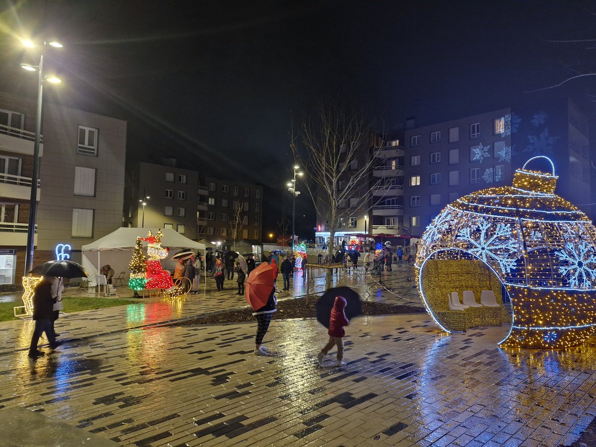 📸 Méduane Habitat accompagne <a href="/Laval_la_Ville/">Laval la Ville</a> dans la mise en lumières du quartier du #Bourny. Une belle animation pour les locataires mais aussi pour le grand public qui pourra découvrir ces illuminations jusqu'au 5 janvier 2025 🌟 #Hlm #liensocial